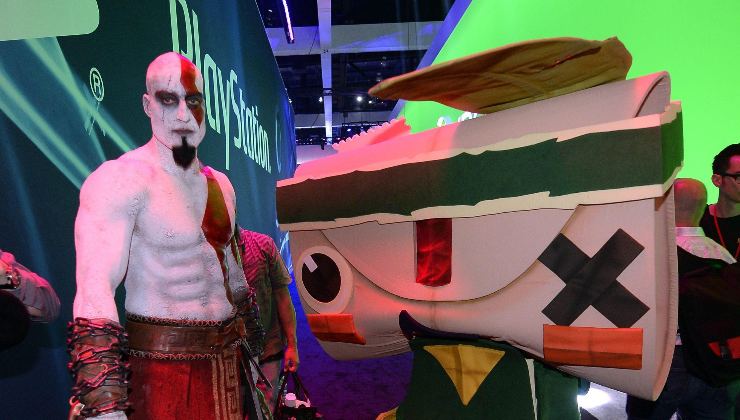 A la izquierda, un cosplay de Kratos, personaje de los videojuegos.